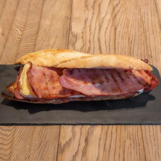 Bocadillo de Bacon y Queso Brie