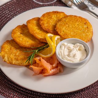 Placki ziemniaczane z wędzonym łososiem i kwaśną śmietaną 5szt