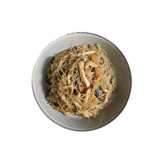 Fideos de arroz frito con pollo