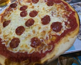 Pizze de salame piccante (33 cm.)