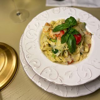 Паста з морепродуктами в вершковому соусі