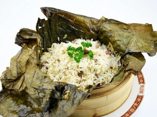 Risotto nella foglia di loto cotto al vapore