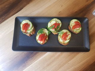 Брускети с гриловани тиквички, чери домати и песто