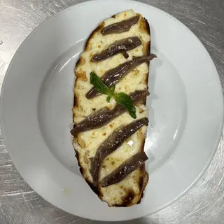Tosta de mozzarella, anchoas
