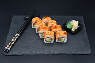 Flamed salmon roll