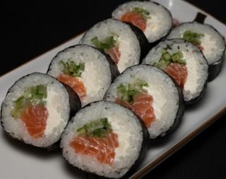 Futomaki z łososiem