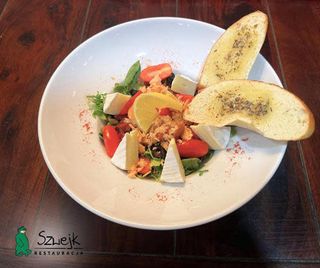 Sałatka z wędzonym łososiem