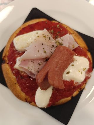 Pizzetta con wurstel e mozzarella