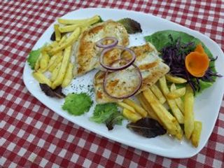 Grilovani pileći file sa pomfritom