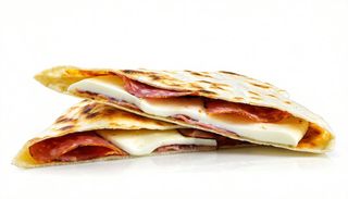 Piadina con salame e mozzarella