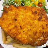 Chrupiący kurczak z frytkami i sałatka 