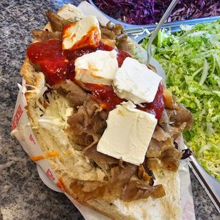 4.SUPER DÖNER KEBAB Z SEREM Feta (Bułka)