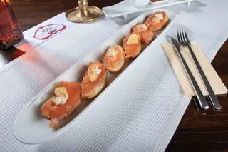 Bruschete cu somon marinat si sos de hrean