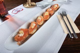 Bruschete cu somon marinat si sos de hrean