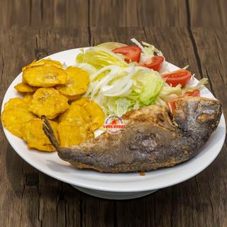 DORADA CON PATACONES Y ENSALADA