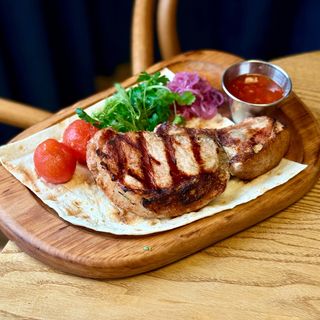 Каре зі свинини з соусом сацебелі (390гр)