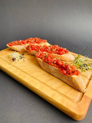 Брускета з пікантним томатом
