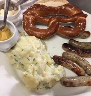 Nurnberger Rost brat wurste con contorno e brez'n