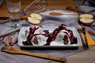 Papanasi cu branza, smantana si dulceata de afine