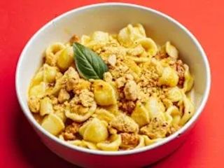 Orecchiette con peperoni e salsiccia