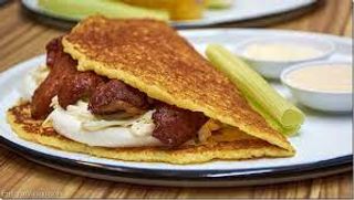 Cachapa con cerdo frito y queso de mano