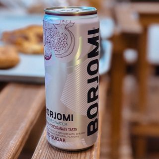 Napój gazowany o smaku wiśni i granatu  „Borjomi”