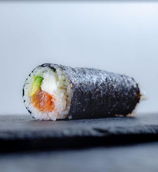 Maki Prime de Salmón Ahumado, Queso Crema y Aguacate (1 Ud.)