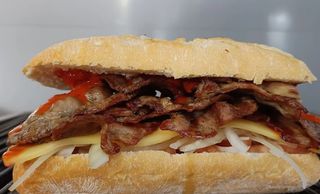 Bocadillo de cerdo desmenuzado a baja temperatura