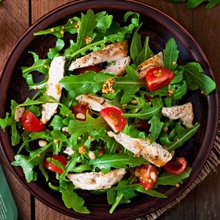 Salată cu pui la plită și dressing Dijon