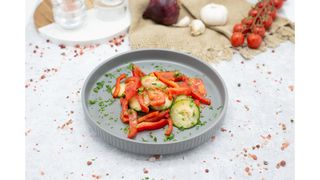 Salata cu rosii, castraveti si ardei 200g