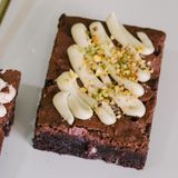 Brownie Con Topping De Pistacho Porción