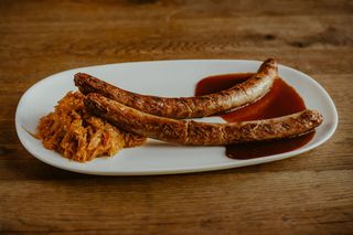 Bawarski bratwurst smażony z kapustą zasmażaną i sosem piwnym - 2szt