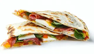 Piadina al salame piccante, mozzarella e insalata
