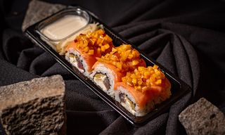 Roll with tuna, salmon and cream sauce