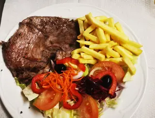Entraña de Ternera con Patatas Fritas y Pimiento