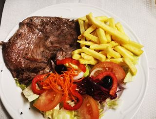 Entraña de Ternera con Patatas Fritas y Pimiento