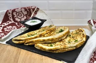 Placinta cu cartofi, branza, smantana, mujdei