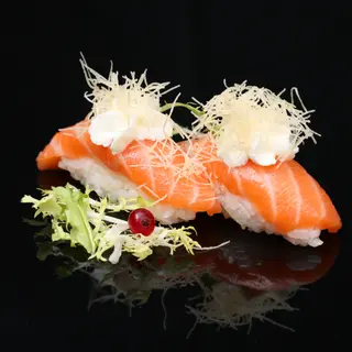 71. Nigiri de salmón con queso (2uds)