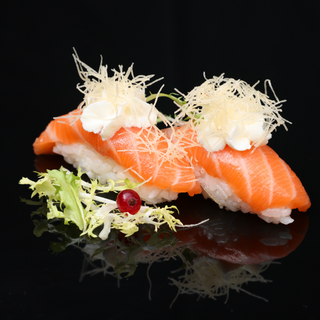 71. Nigiri de salmón con queso (2uds)