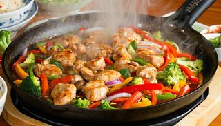 Kawałki filetu z kurczaka z warzywa i potraw sate