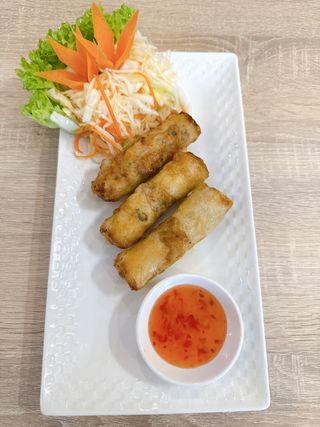 Sajgonki z surówką