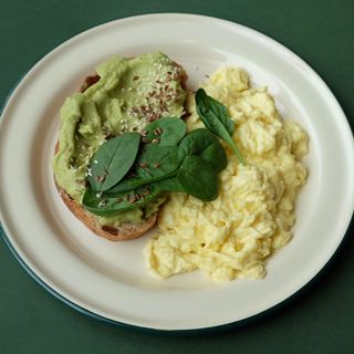 Аво-тост зі скремблом