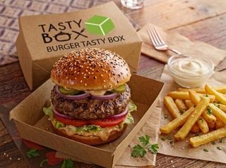 Meniu Burger de vită clasic servit cu cartofi prajiti si sos de maioneza