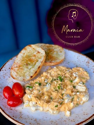 Бъркани яйца със сирене и пресен лук (250г)