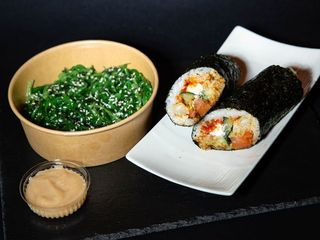 Комбо Хенд-ролл з копченим лососем+Хіяші вакаме з горіховим соусом (515g)