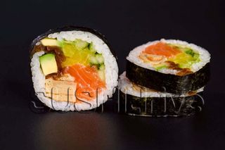 Futomaki z łososiem 6szt