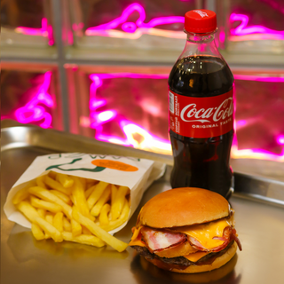 Бургер із цибулевими кільцями і беконом Меню