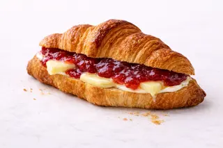 Croissant mantequilla y mermelada