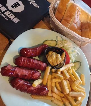 Roštiljske kobasice sa pomfritom