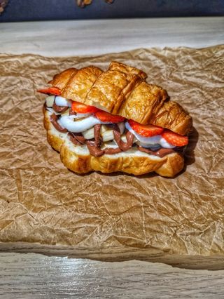 Клубника & Банан круассан